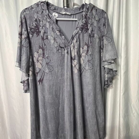 IT Gray Floral Ruffle Sleeve Blouse Top Women’s XL Tunic - Picture 8 of 10